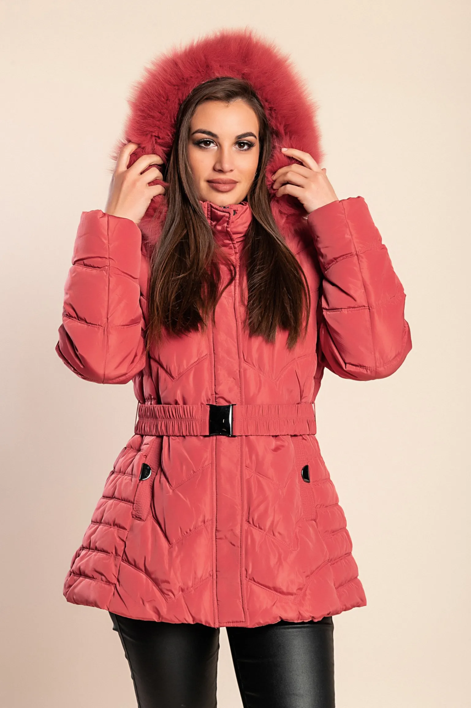 Giacca imbottita corta taglie forti con cappuccio, fucsia