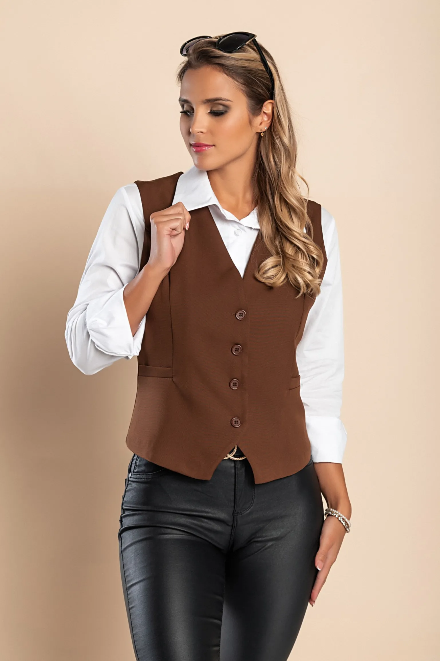 Gilet elegante con bottoni 8931, marrone