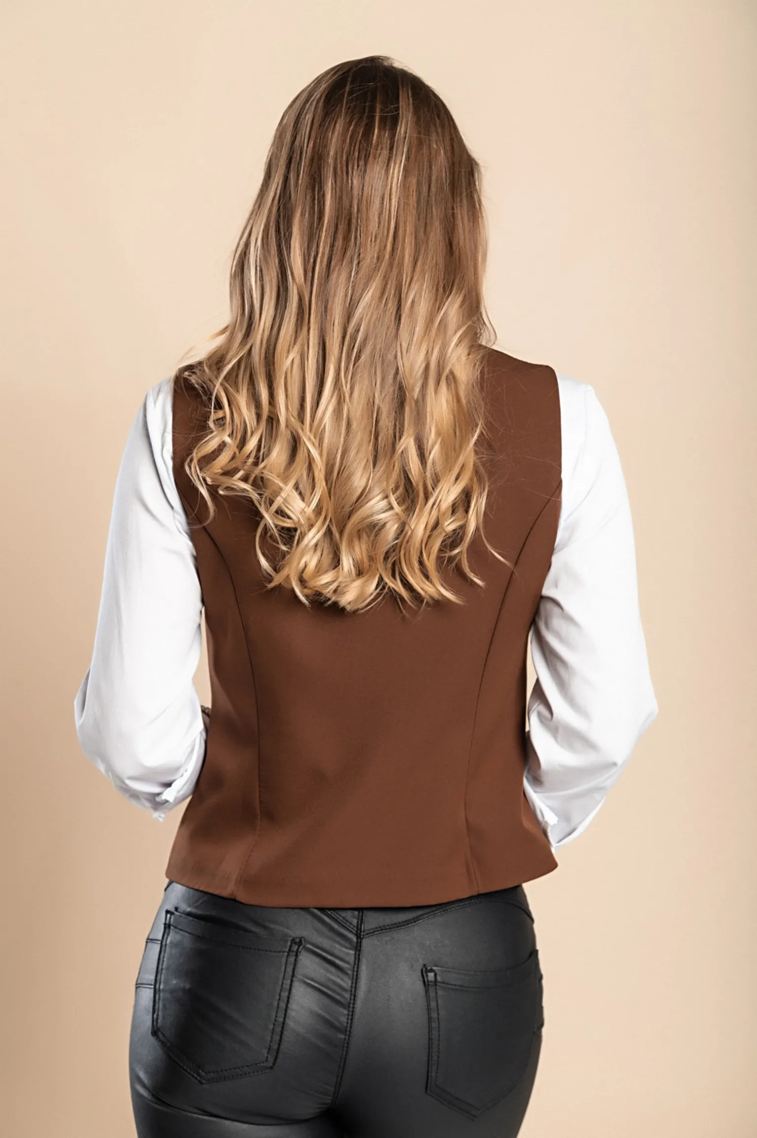 Gilet elegante con bottoni 8931, marrone