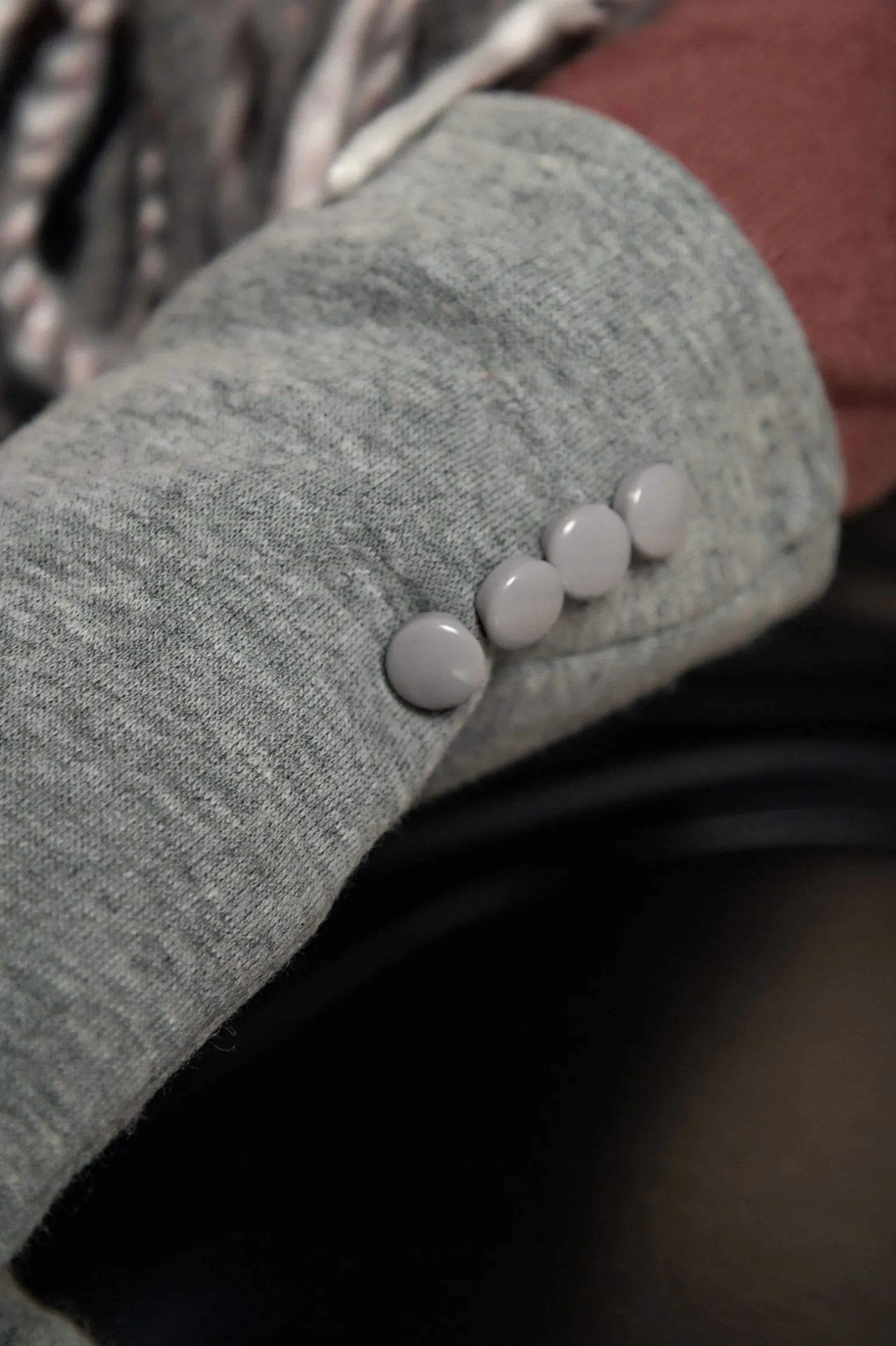 Guanti con bottoni decorativi, grigio chiaro