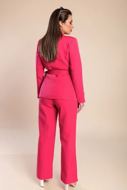 L'elegante Tailleur pantalone con cintura, rosa