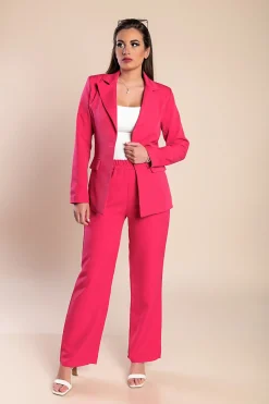L'elegante Tailleur pantalone con cintura, rosa