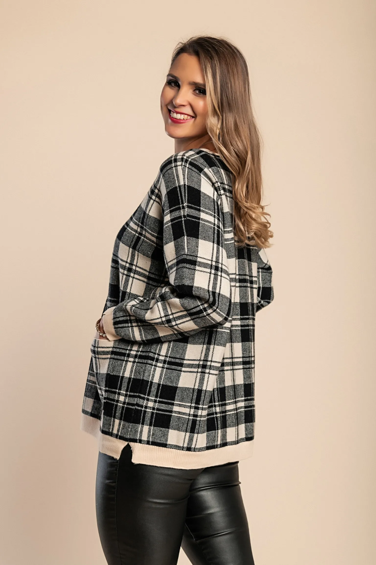 Maglia morbida con stampa scozzese, nera e beige