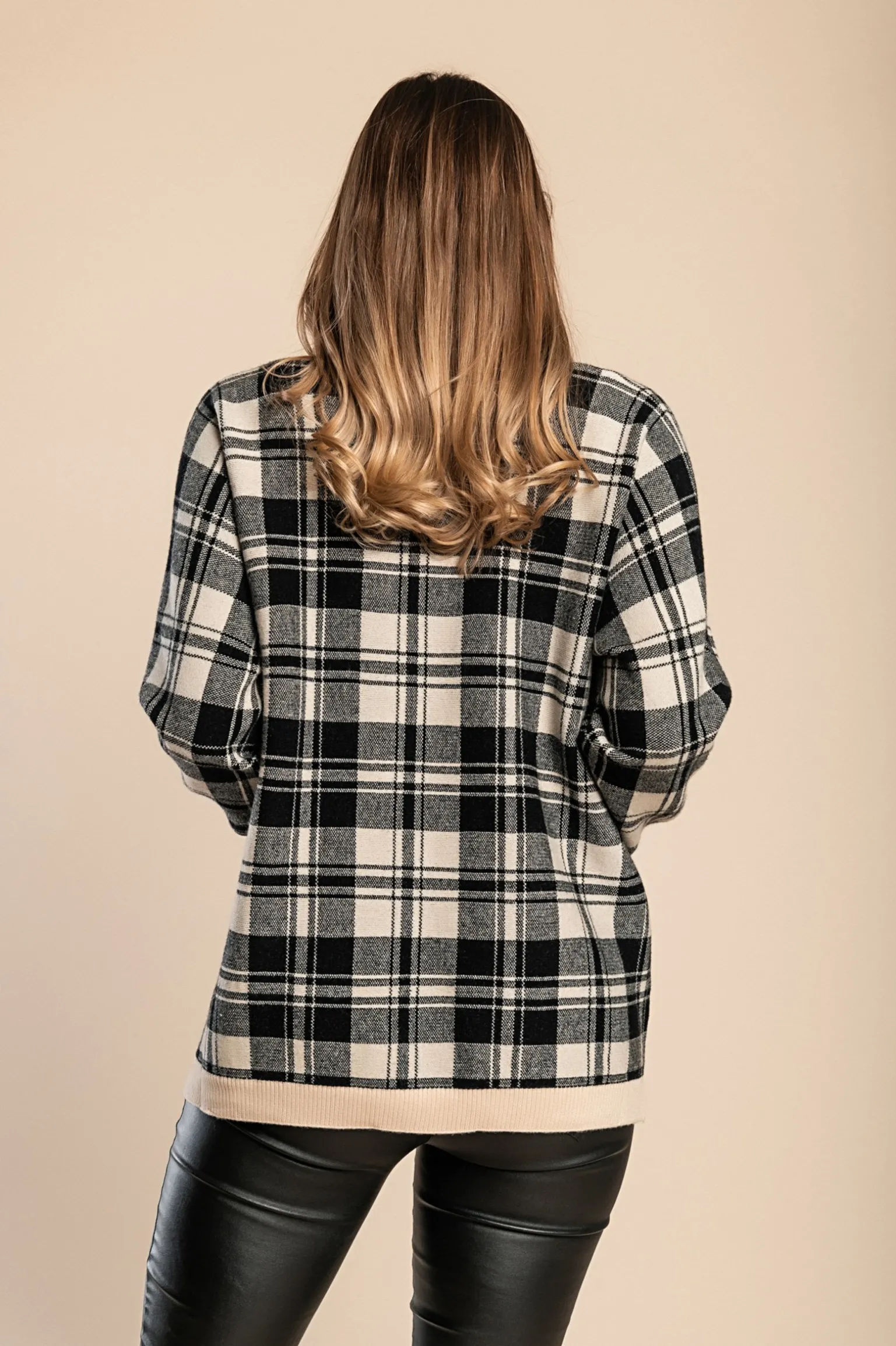 Maglia morbida con stampa scozzese, nera e beige