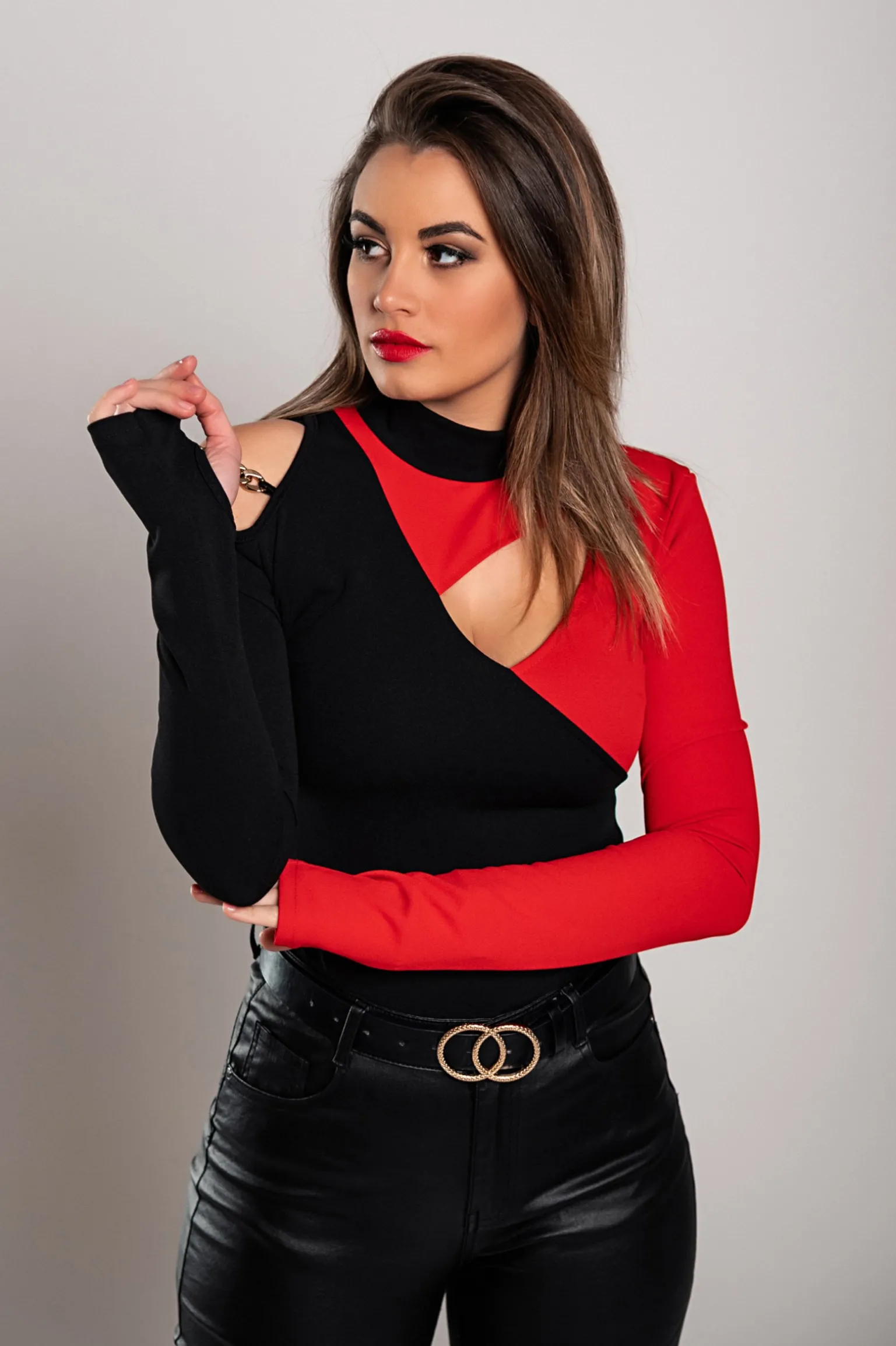 Maglietta con scollo asimmetrico Tahy, nera e rossa