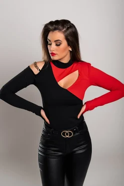 Maglietta con scollo asimmetrico Tahy, nera e rossa