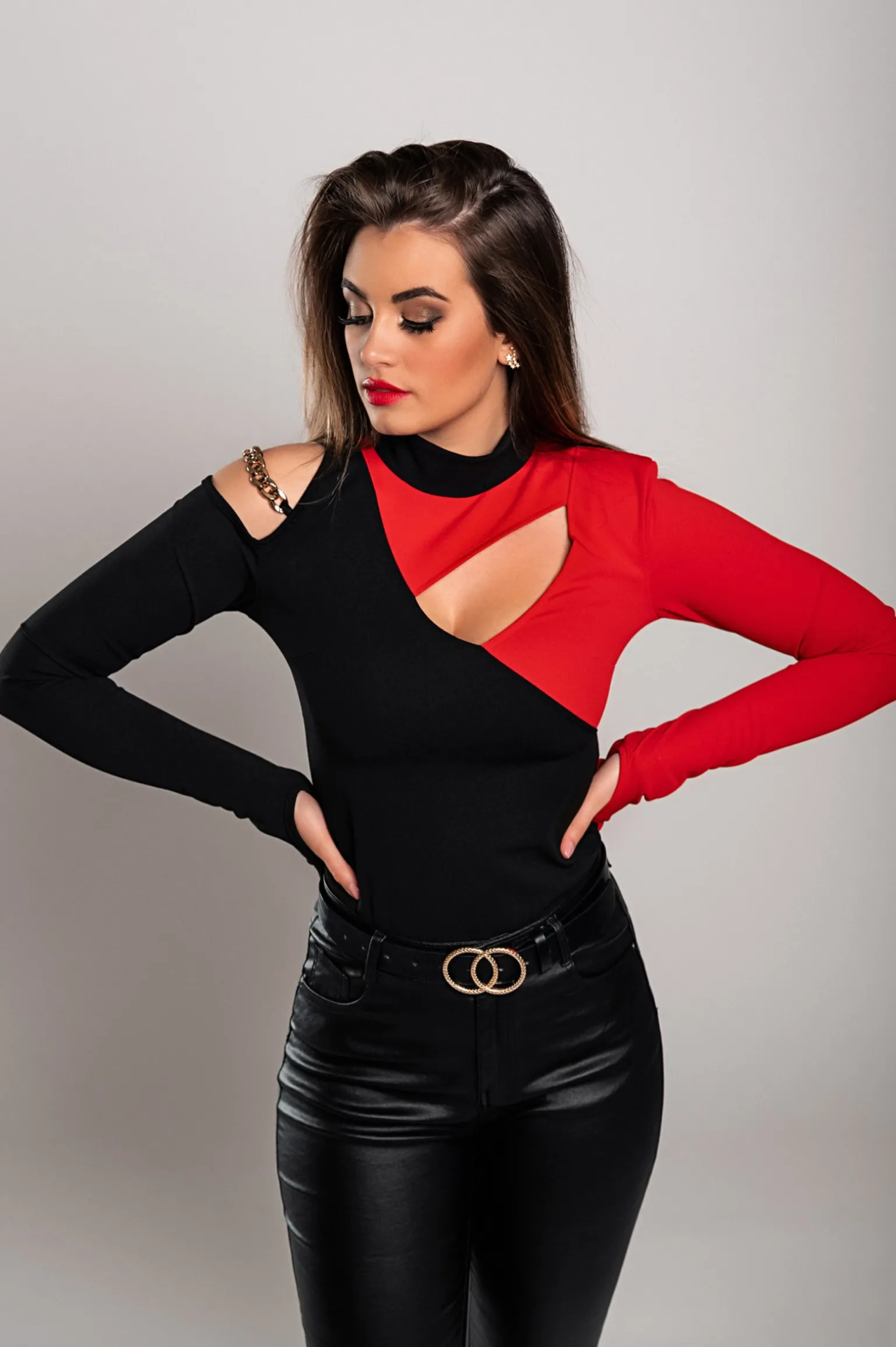 Maglietta con scollo asimmetrico Tahy, nera e rossa