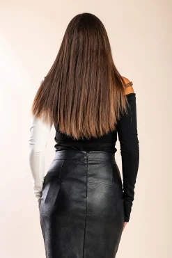 Maglietta con scollo asimmetrico Tahy, nera e bianca