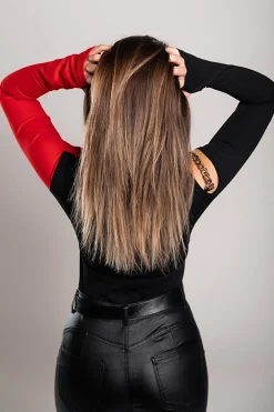 Maglietta con scollo asimmetrico Tahy, nera e rossa