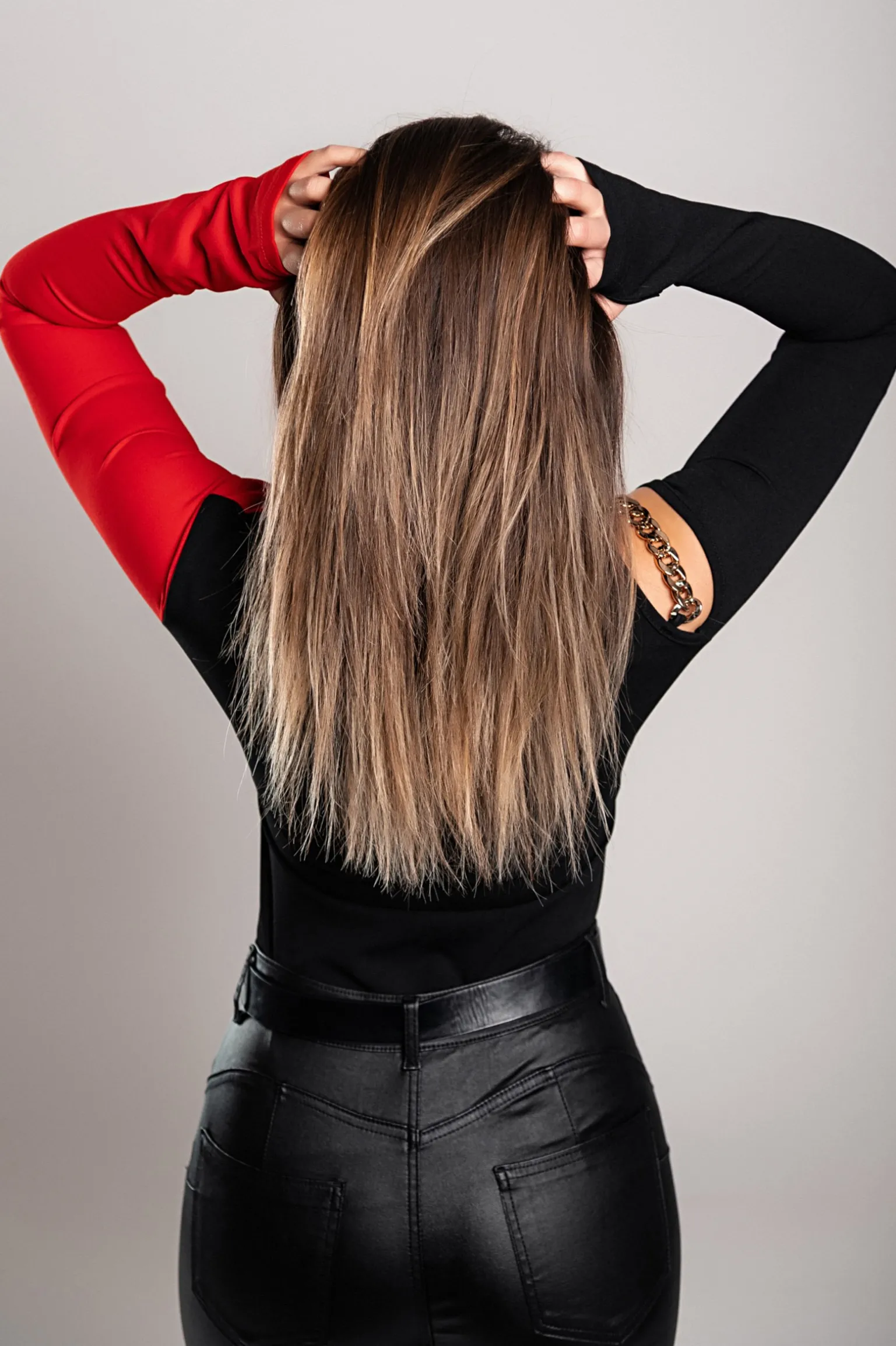 Maglietta con scollo asimmetrico Tahy, nera e rossa