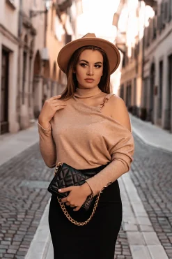 Maglietta elegante con scollo asimmetrico  Mirabelle, beige