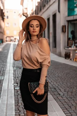 Maglietta elegante con scollo asimmetrico  Mirabelle, beige