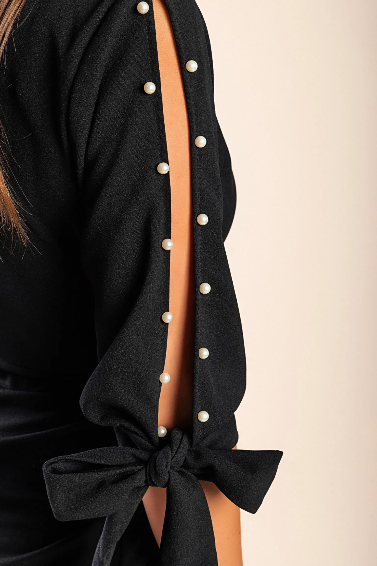Mini abito elegante con dettaglio di perle finte e scollo incrociato Candys, nero