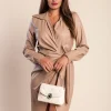 Mini abito elegante in ecopelle con scollo incrociato Margotta, Marrone