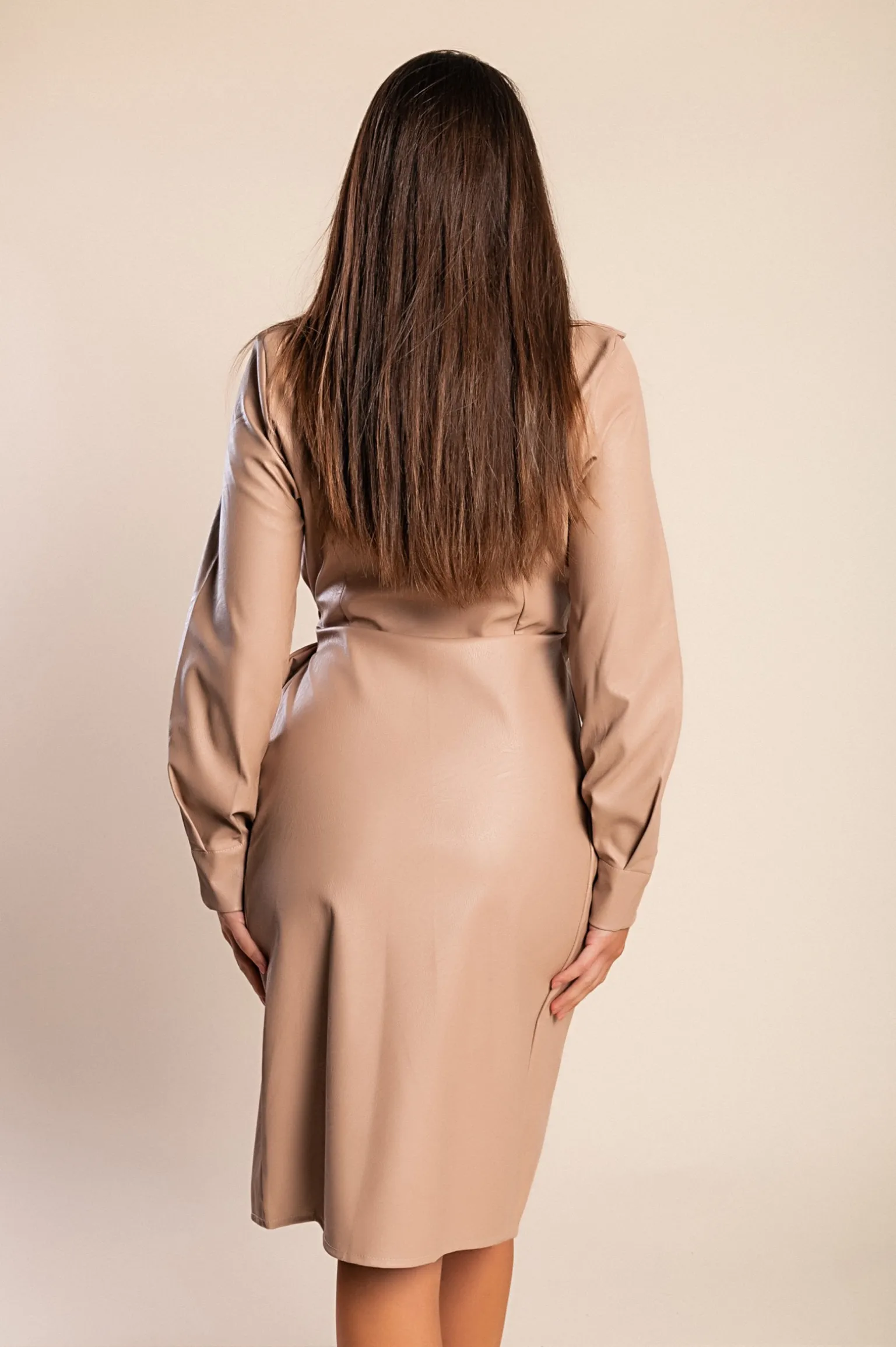 Mini abito elegante in ecopelle con scollo incrociato Margotta, Marrone