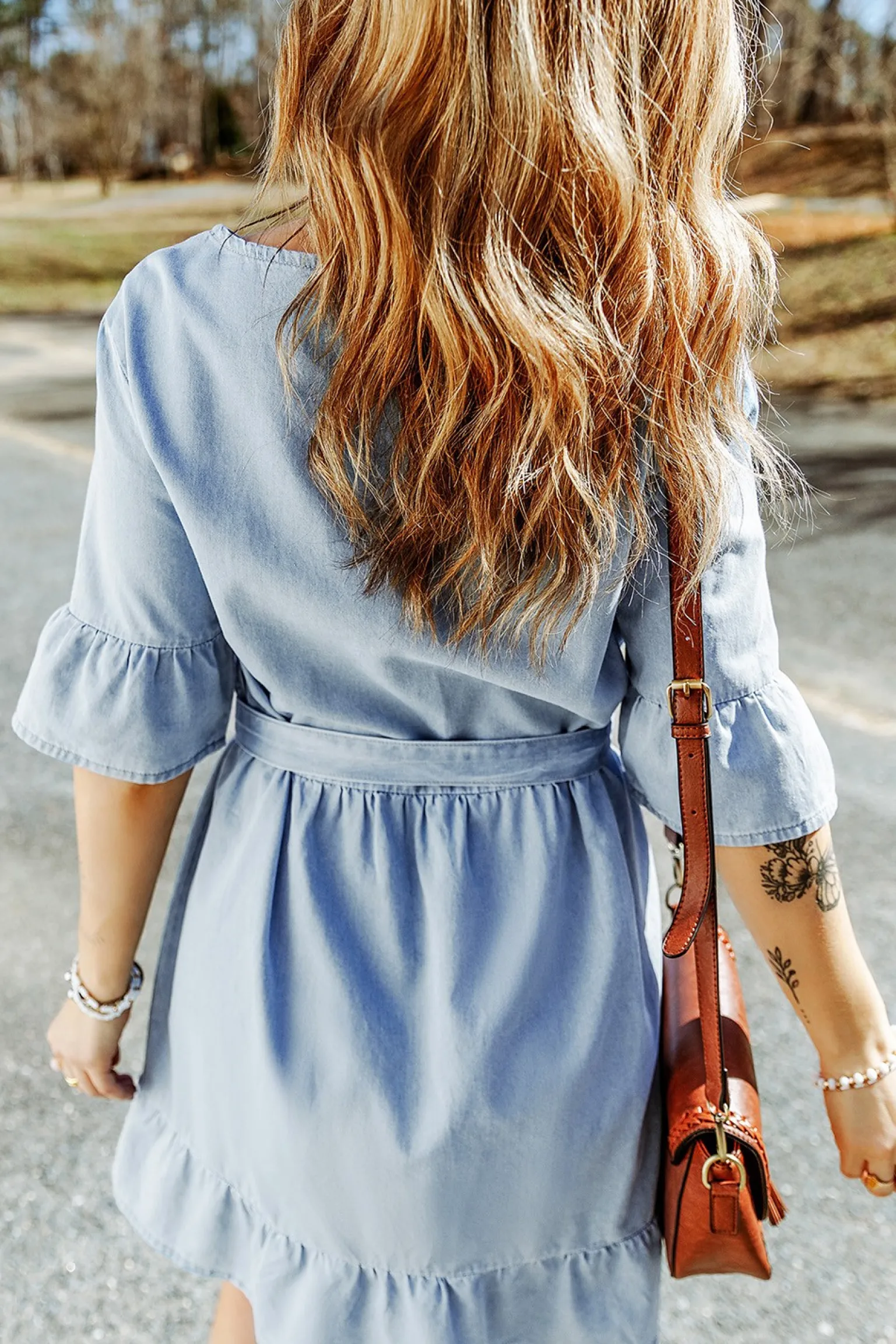 Mini abito in denim con volant, azzurro
