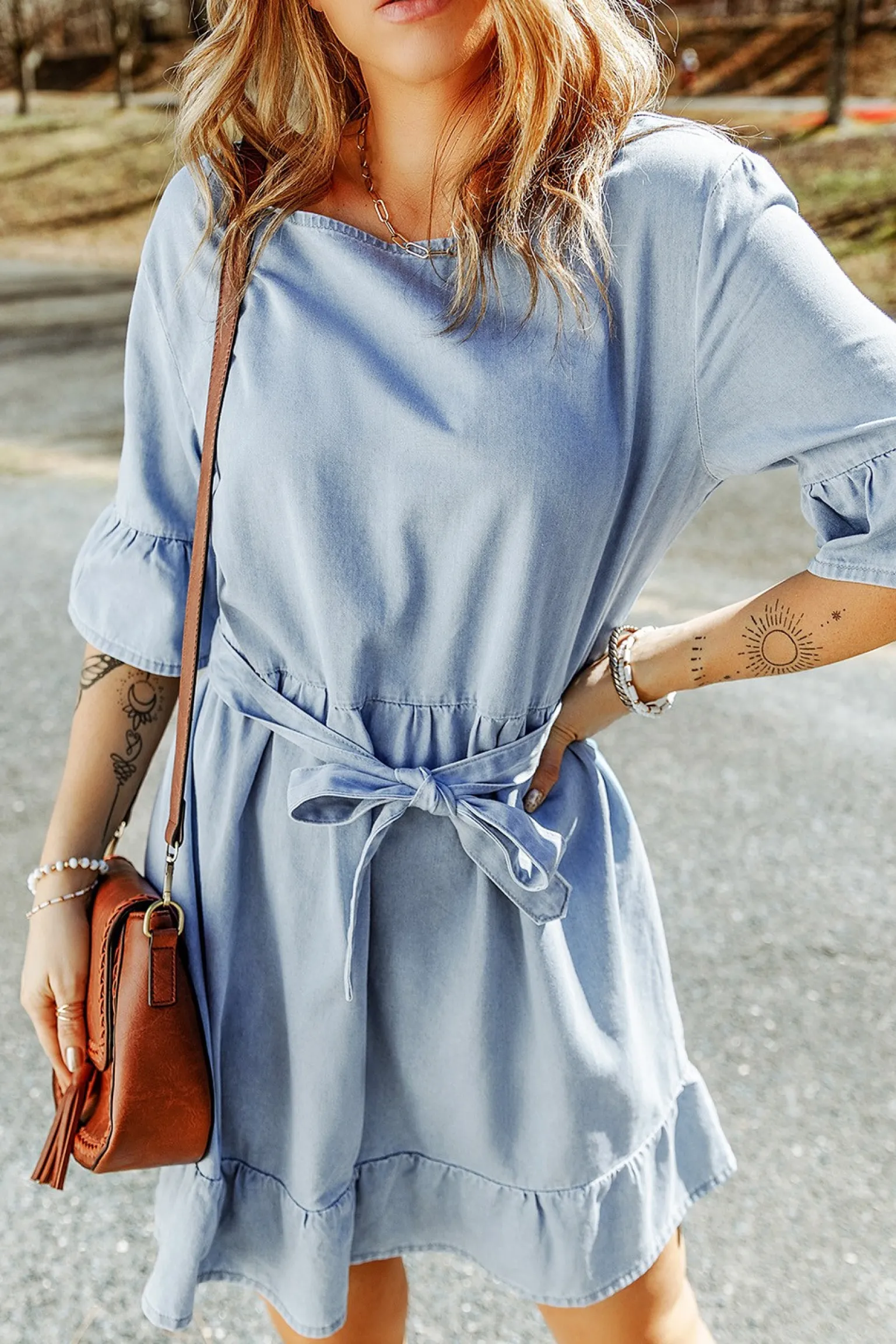 Mini abito in denim con volant, azzurro