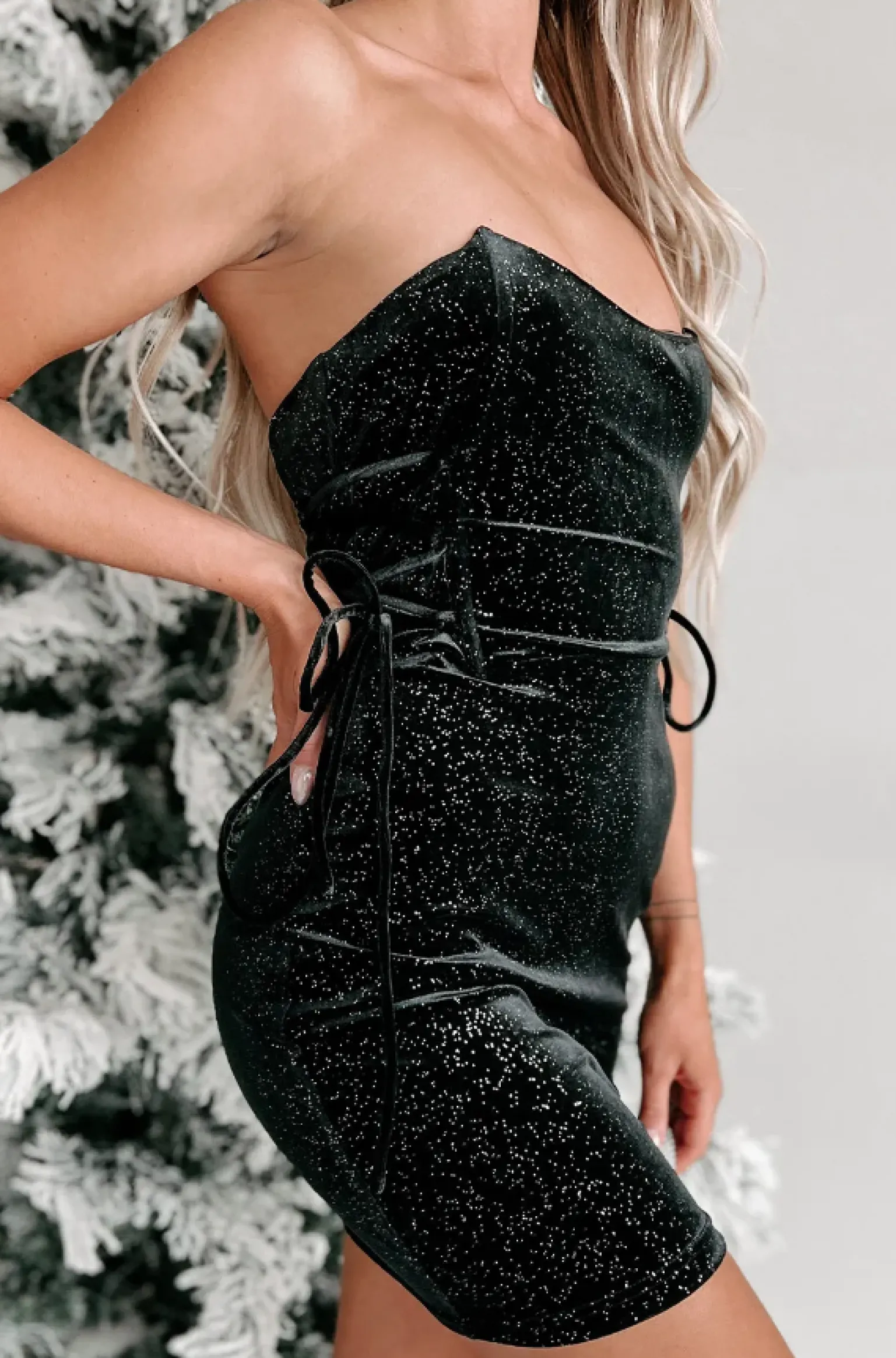 Miniabito attillato con paillettes, nero
