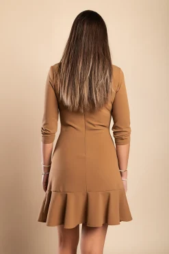 Miniabito elegante con bottoni decorativi, cammello