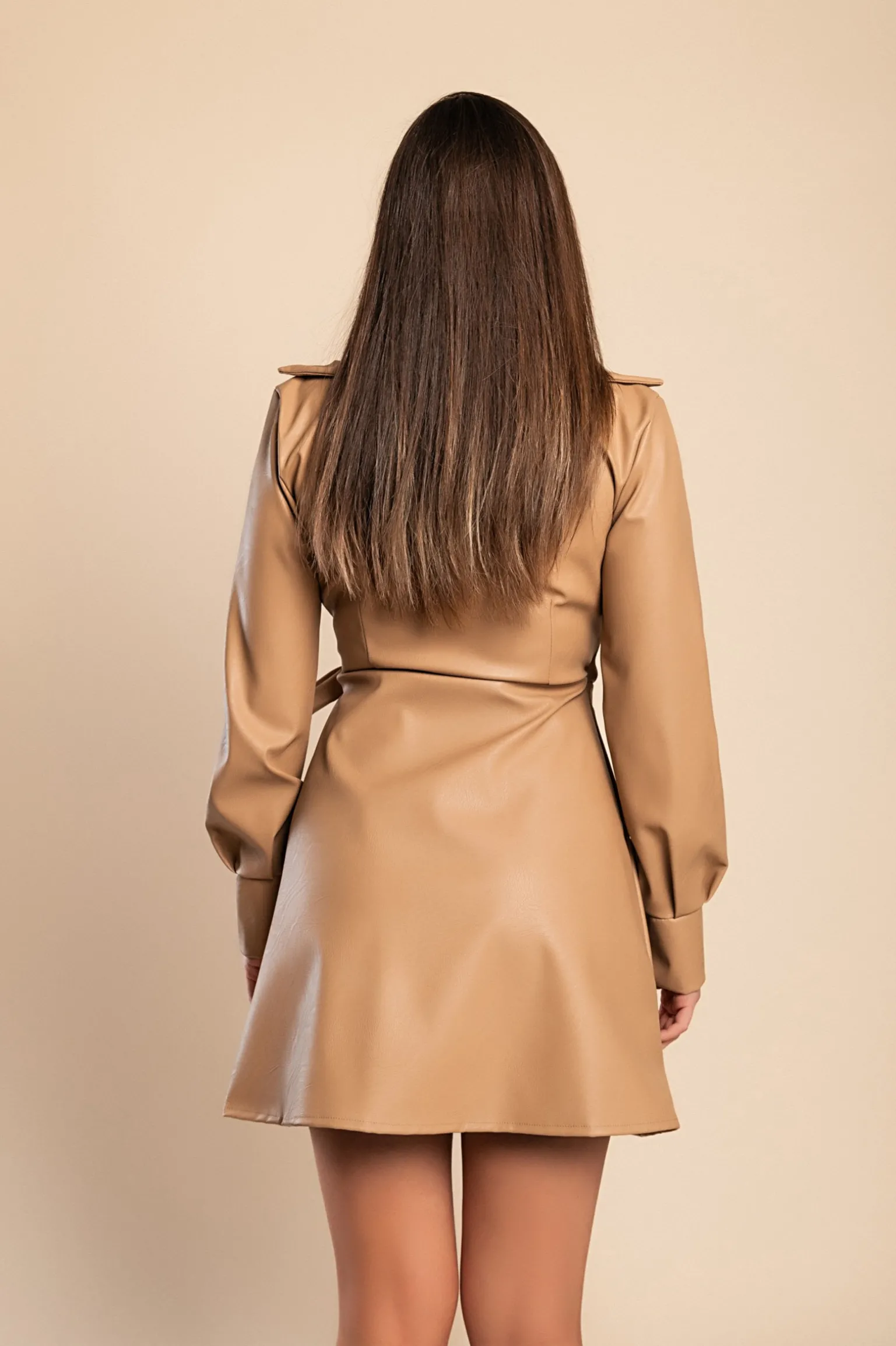 Miniabito elegante in ecopelliccia con collo a revers Pellita, beige