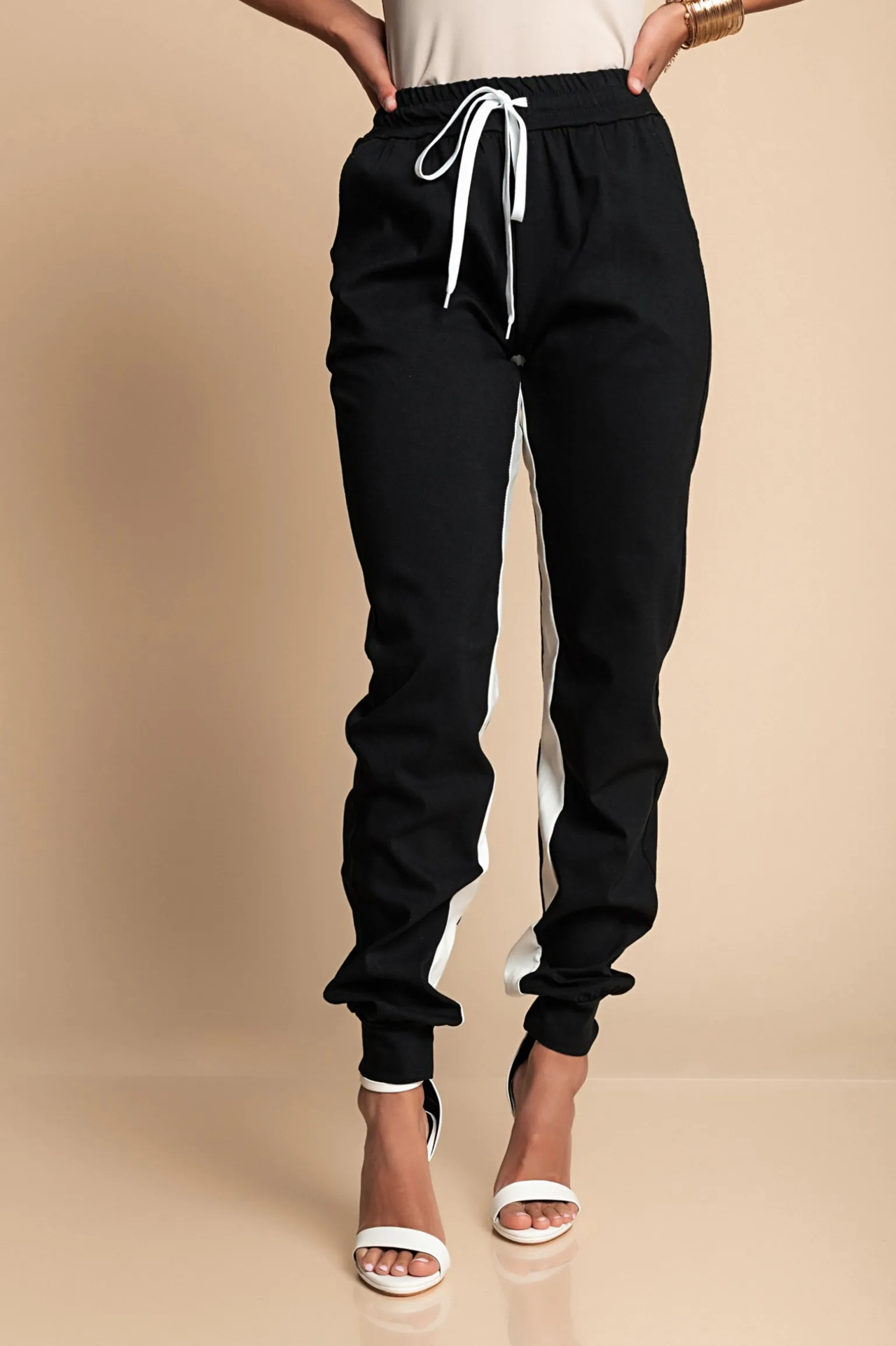 PANTALONE ALLA MODA CON RIGA SUI LATI, ELASTICIZZATE IN VITA FRIEDA, NERO