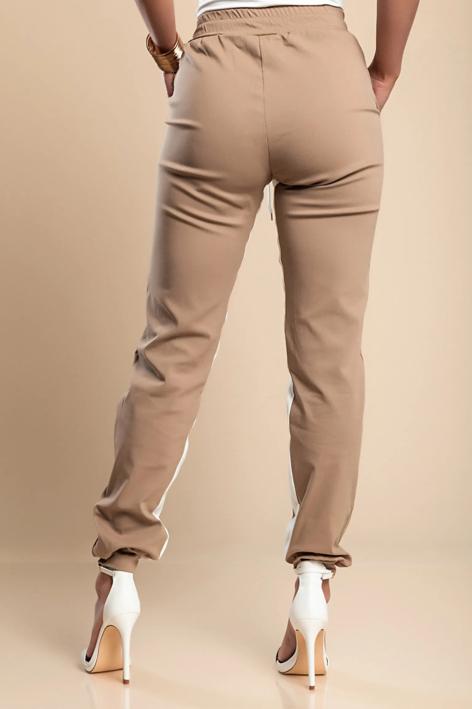 PANTALONE ALLA MODA CON RIGA SUI LATI, ELASTICIZZATE IN VITA FRIEDA, CACHI