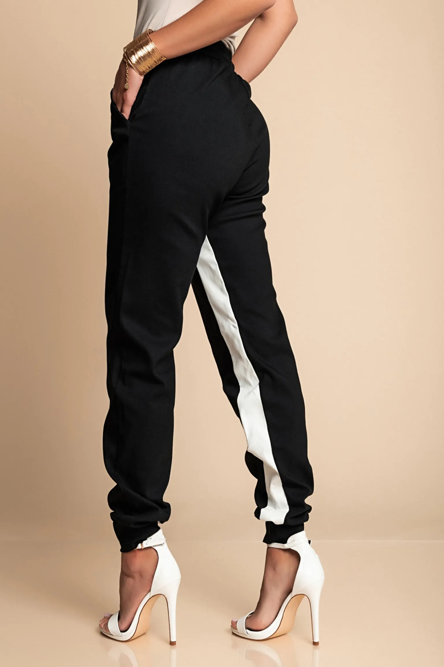 PANTALONE ALLA MODA CON RIGA SUI LATI, ELASTICIZZATE IN VITA FRIEDA, NERO