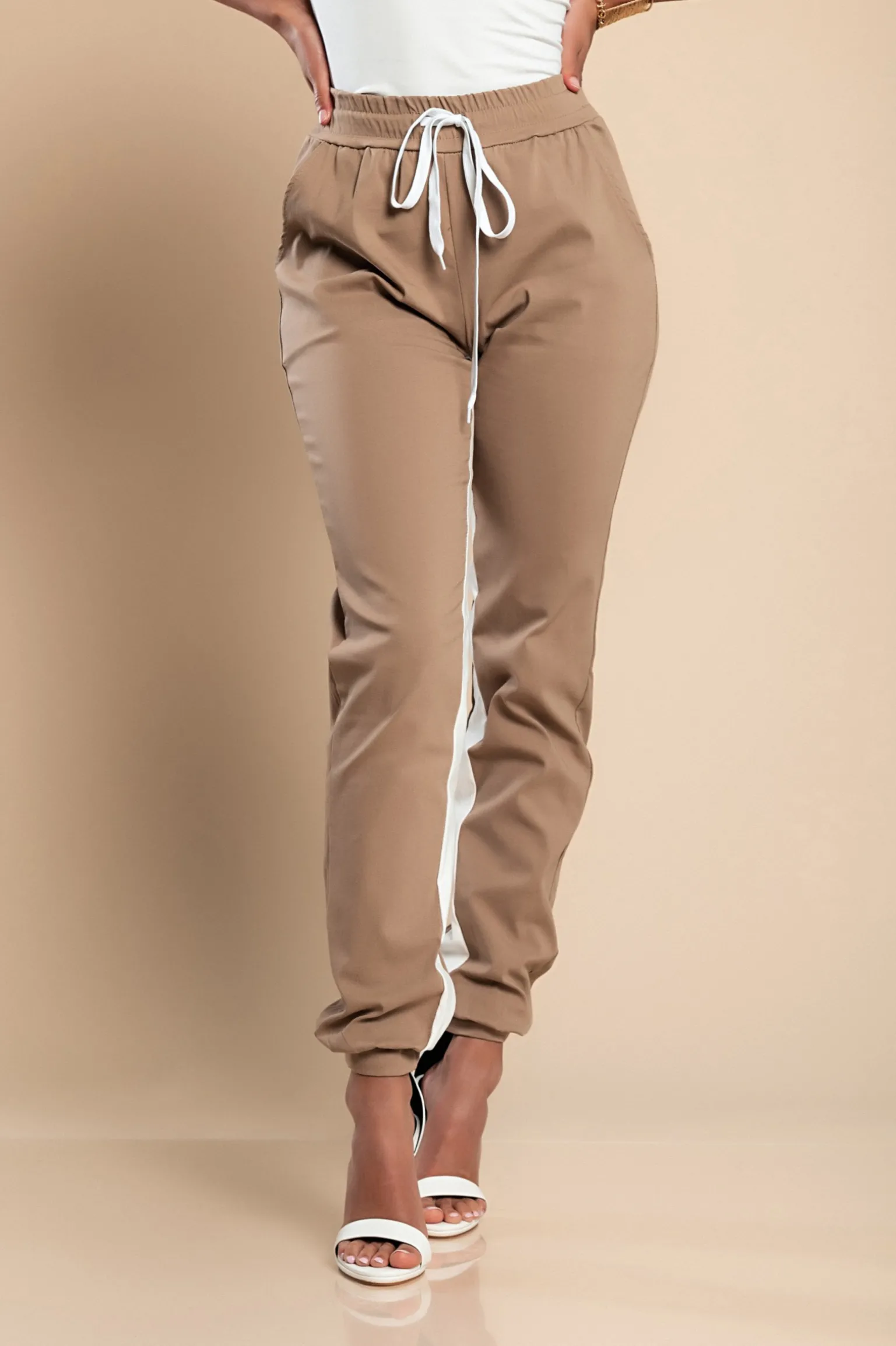 PANTALONE ALLA MODA CON RIGA SUI LATI, ELASTICIZZATE IN VITA FRIEDA, CACHI