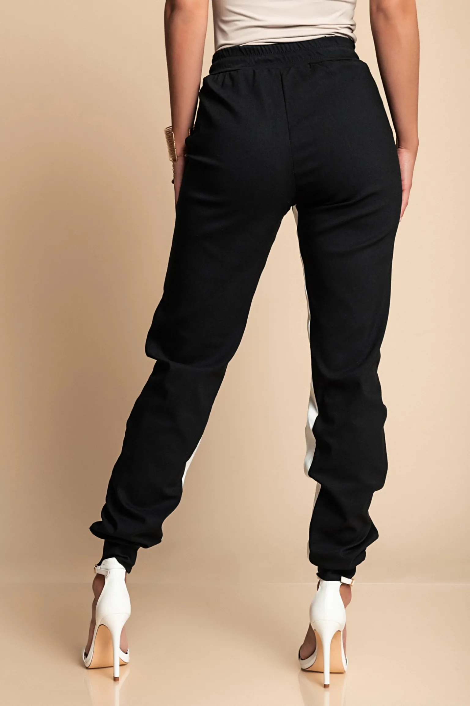PANTALONE ALLA MODA CON RIGA SUI LATI, ELASTICIZZATE IN VITA FRIEDA, NERO