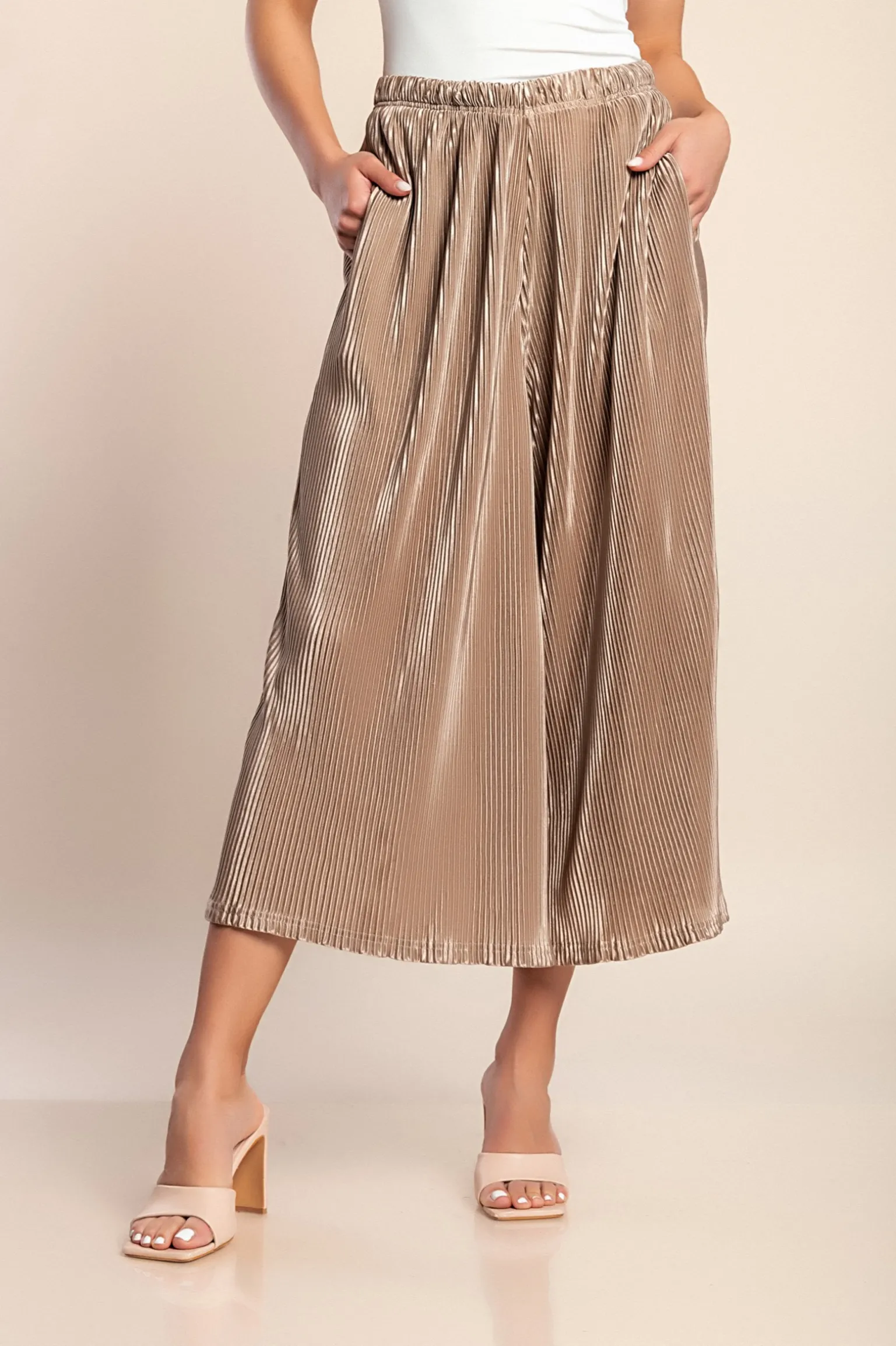 Pantaloni eleganti con pieghe, beige