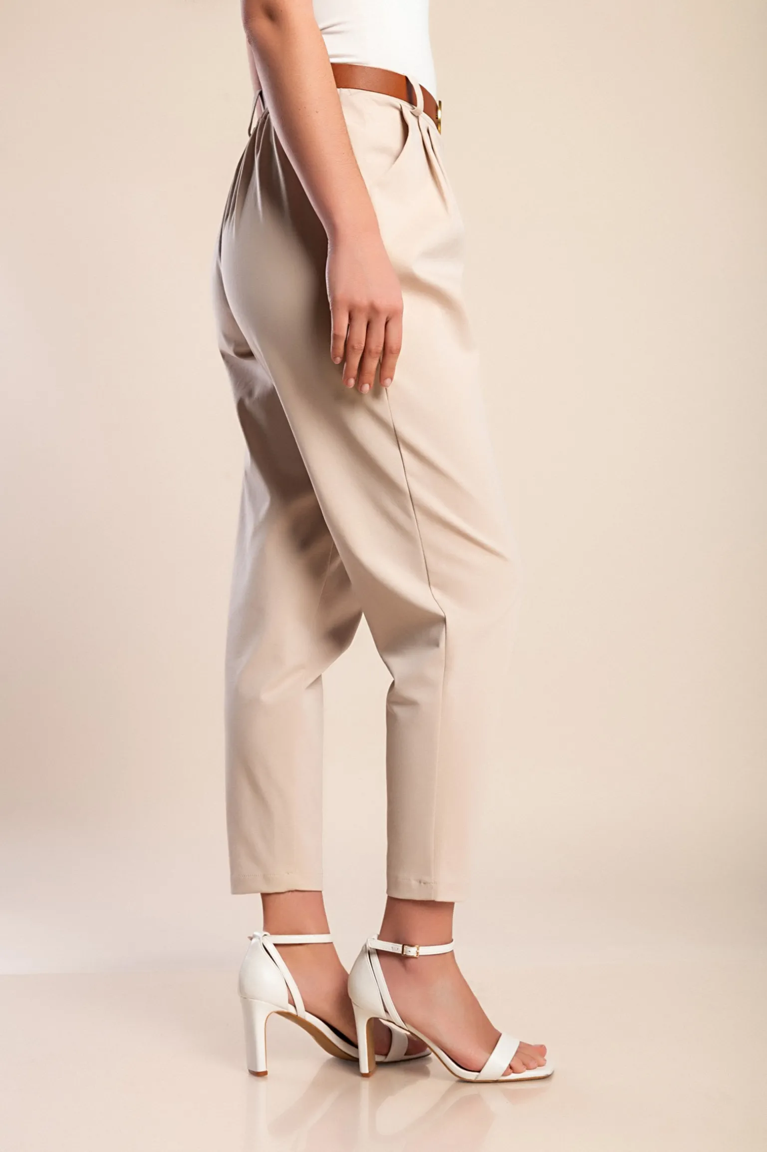 Pantaloni lunghi con cintura decorativa, beige