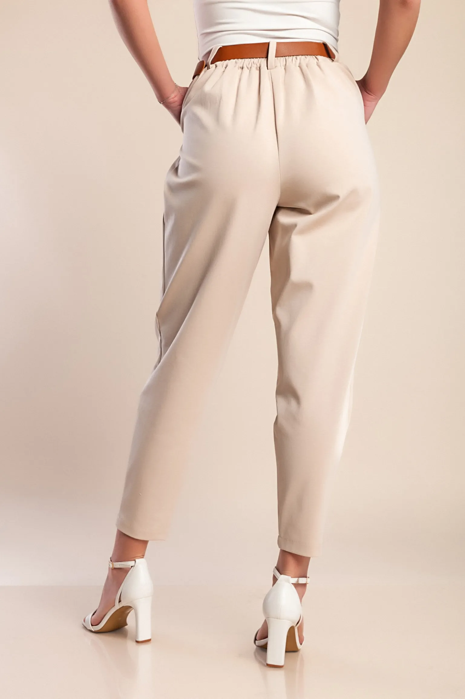 Pantaloni lunghi con cintura decorativa, beige
