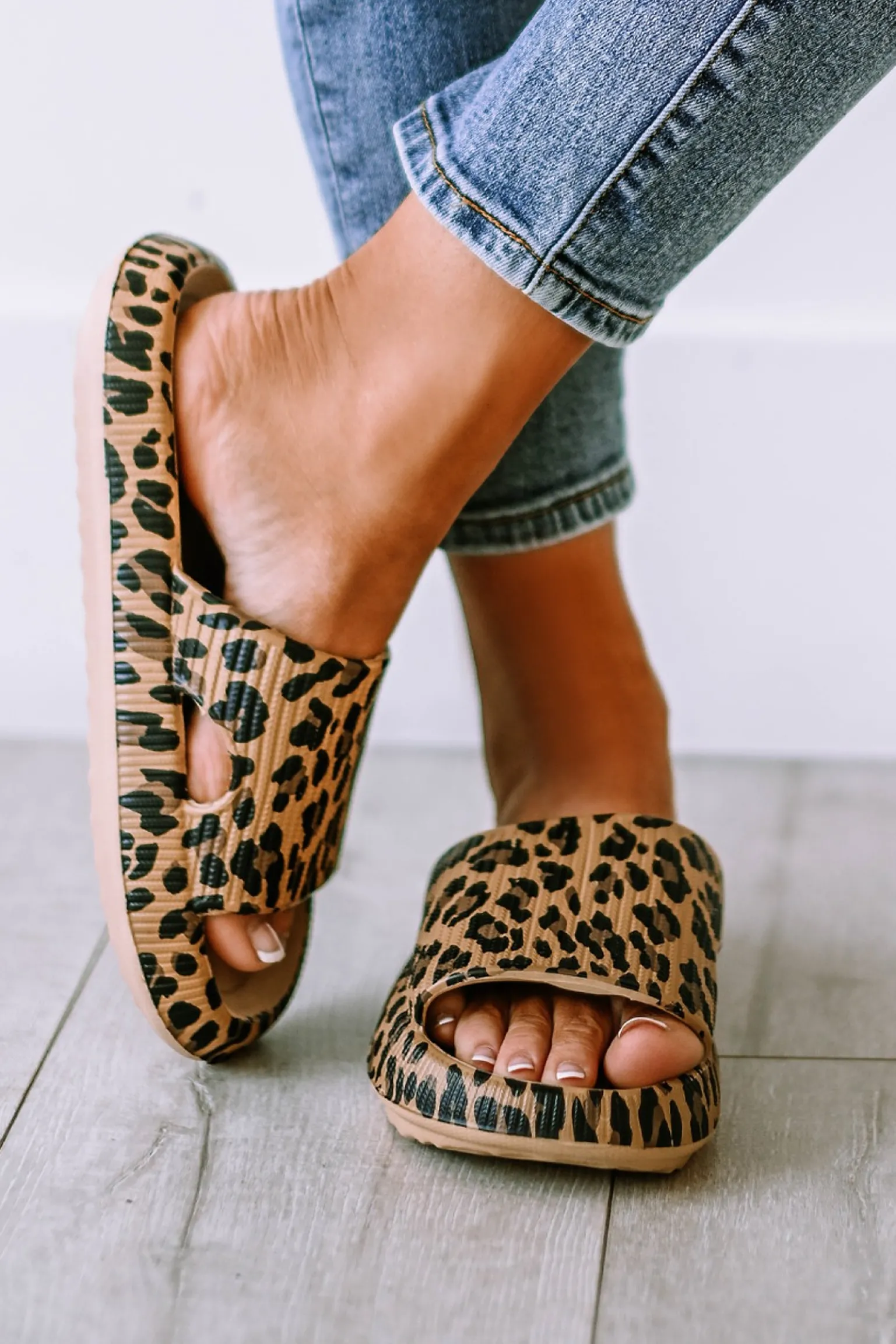 Pantofole con stampa leopardata, leopardo
