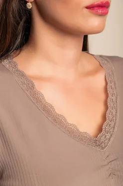 Pigiama lungo con pizzo, marrone