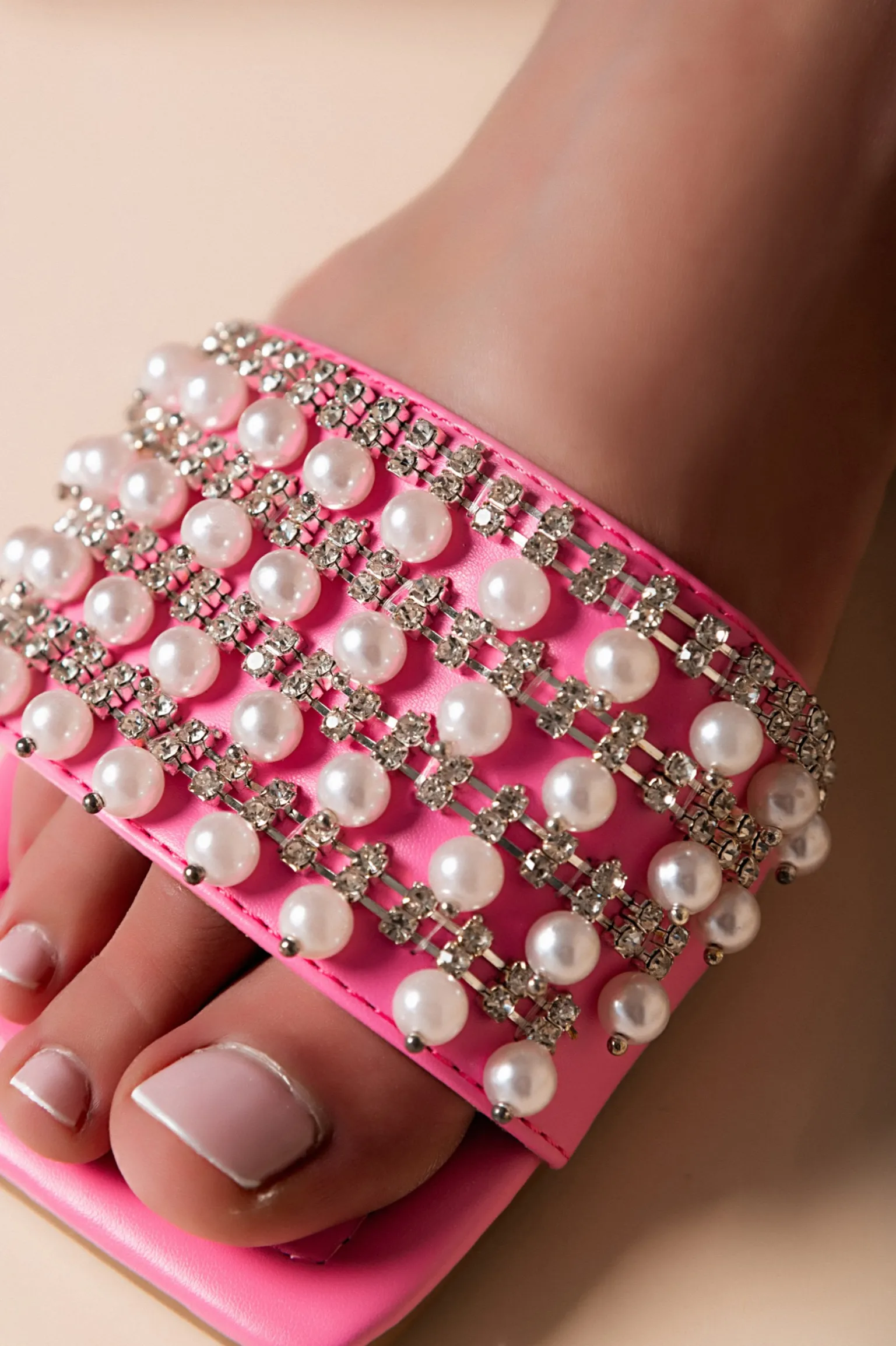 Sandali con dettagli di perline, rosa chiaro