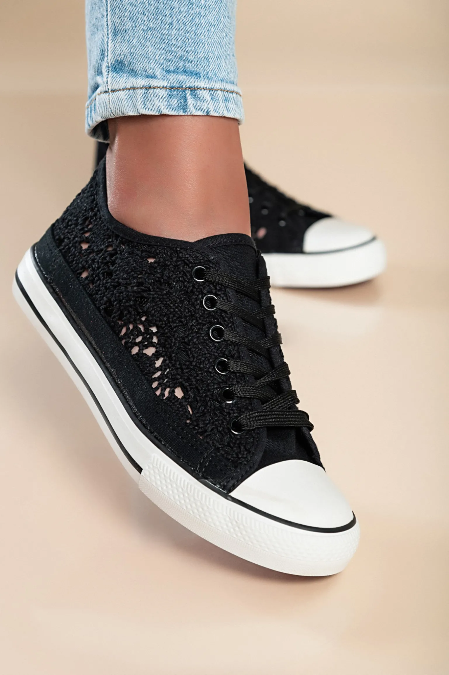 Sneaker alla moda con tomaia in pizzo, colore nero