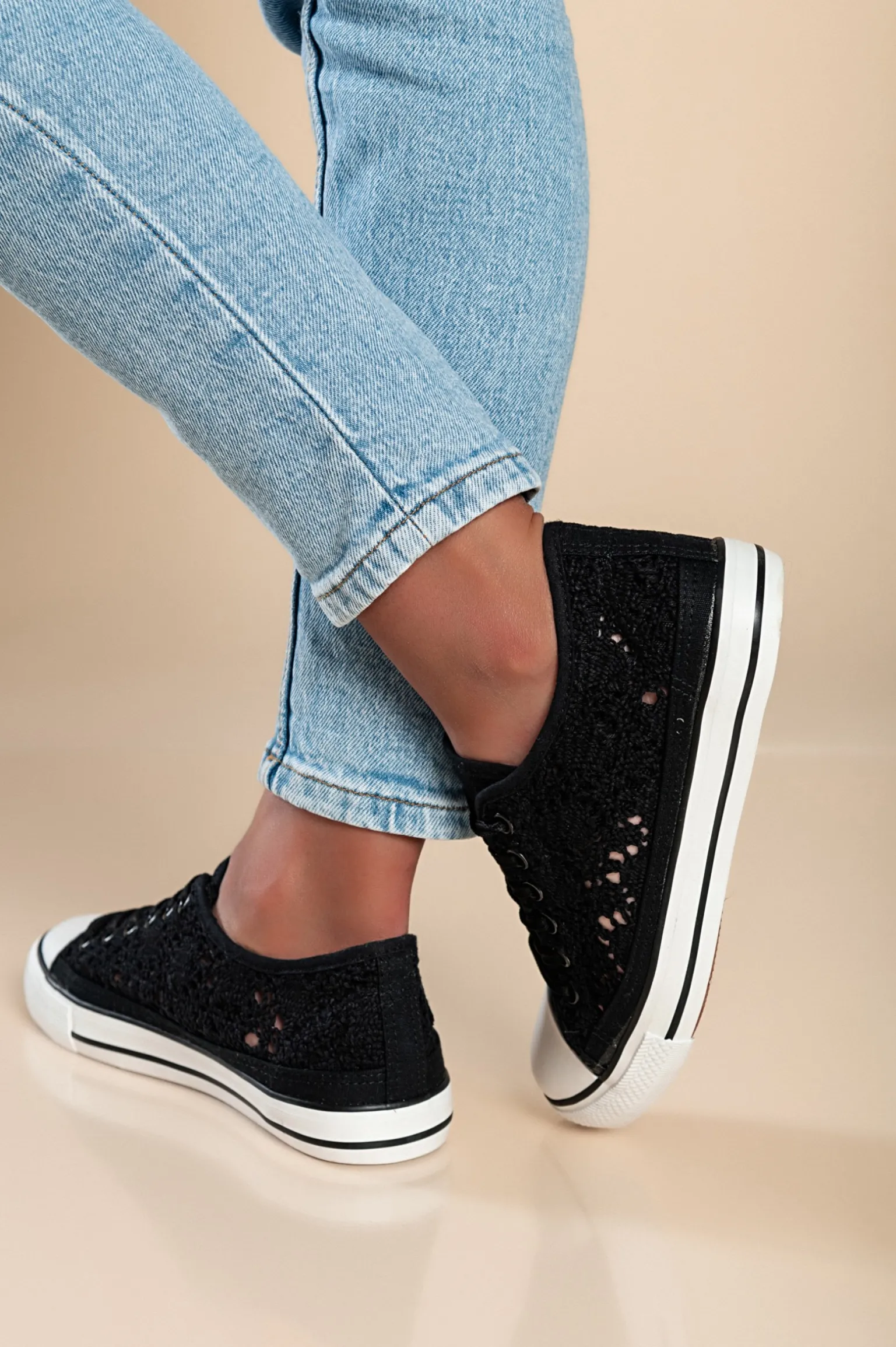 Sneaker alla moda con tomaia in pizzo, colore nero