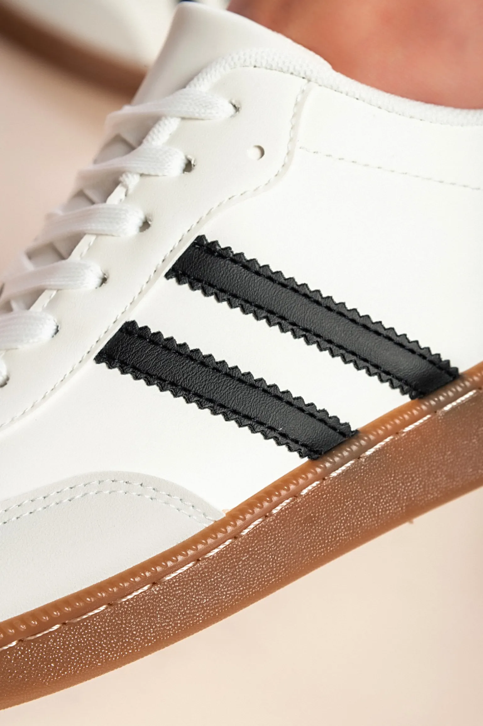 Sneakers alla moda, colore bianco