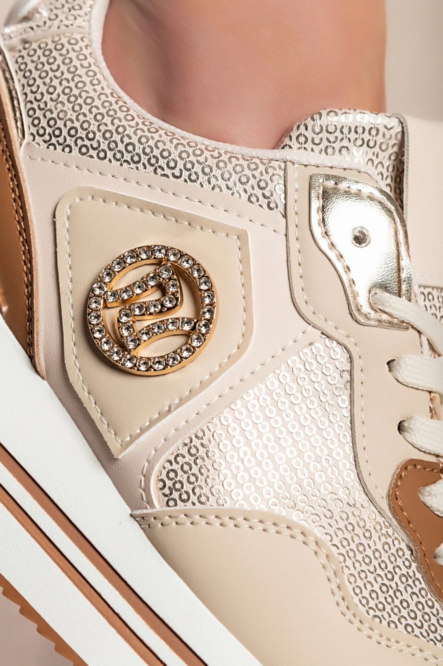 Sneakers alla moda con dettaglio decorativo, beige