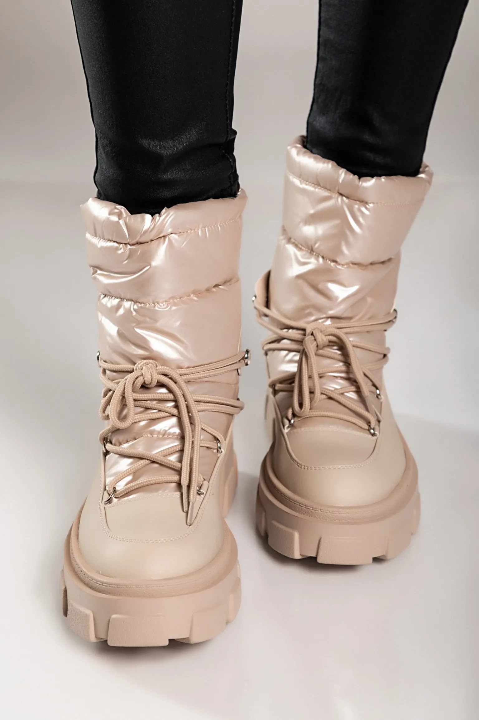 Stivaletti caldi con lacci, beige