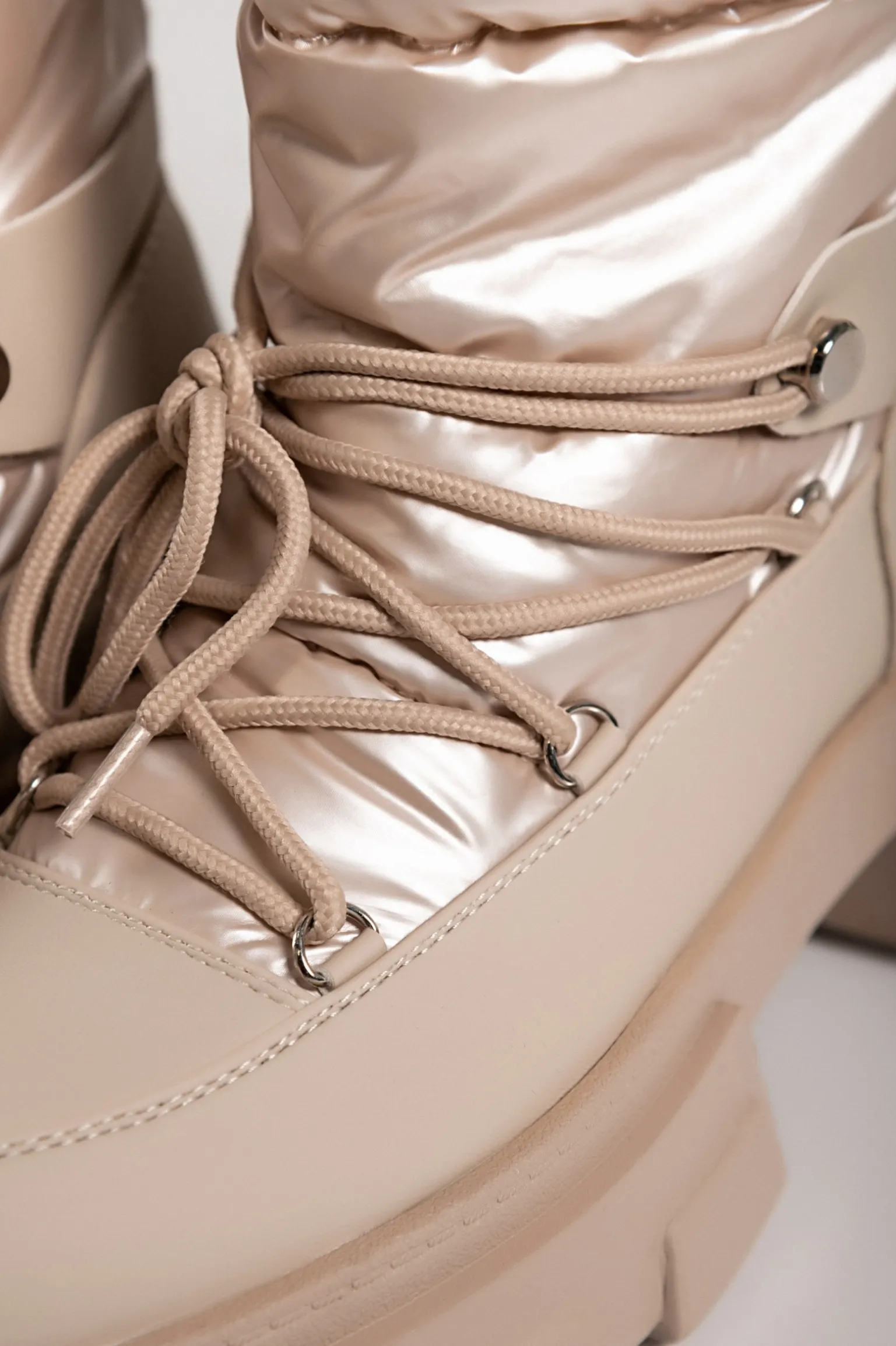 Stivaletti caldi con lacci, beige