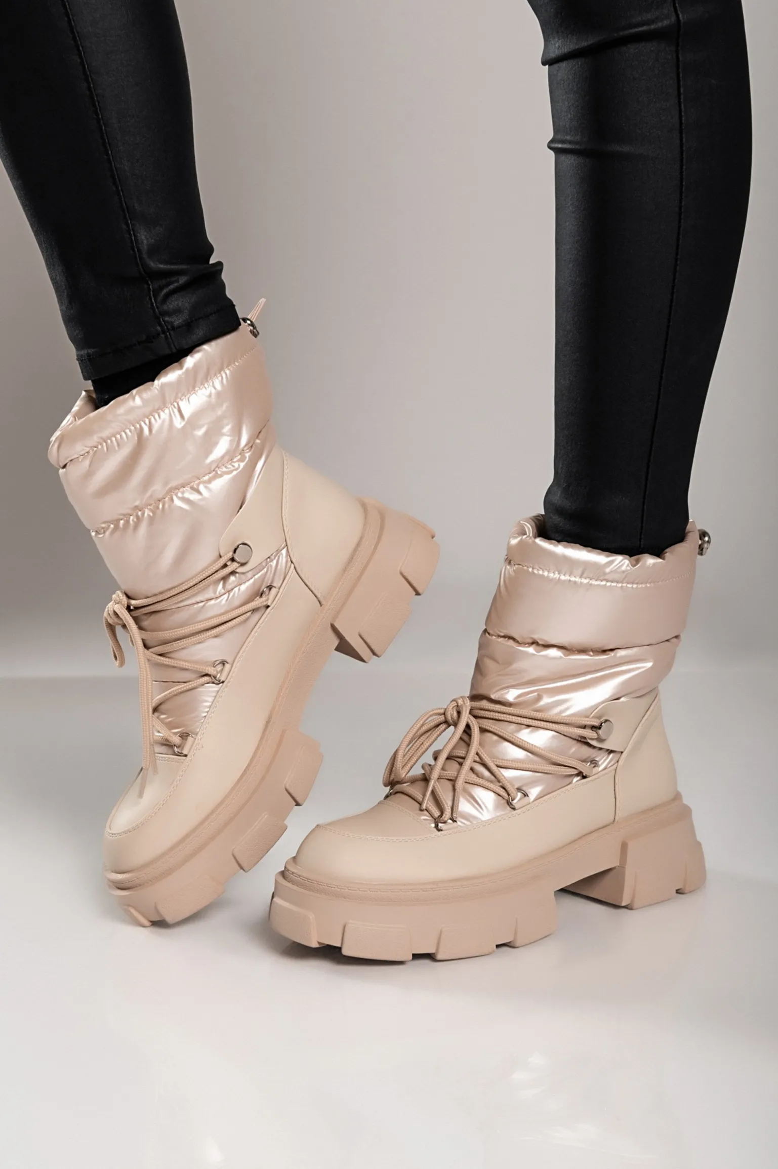 Stivaletti caldi con lacci, beige