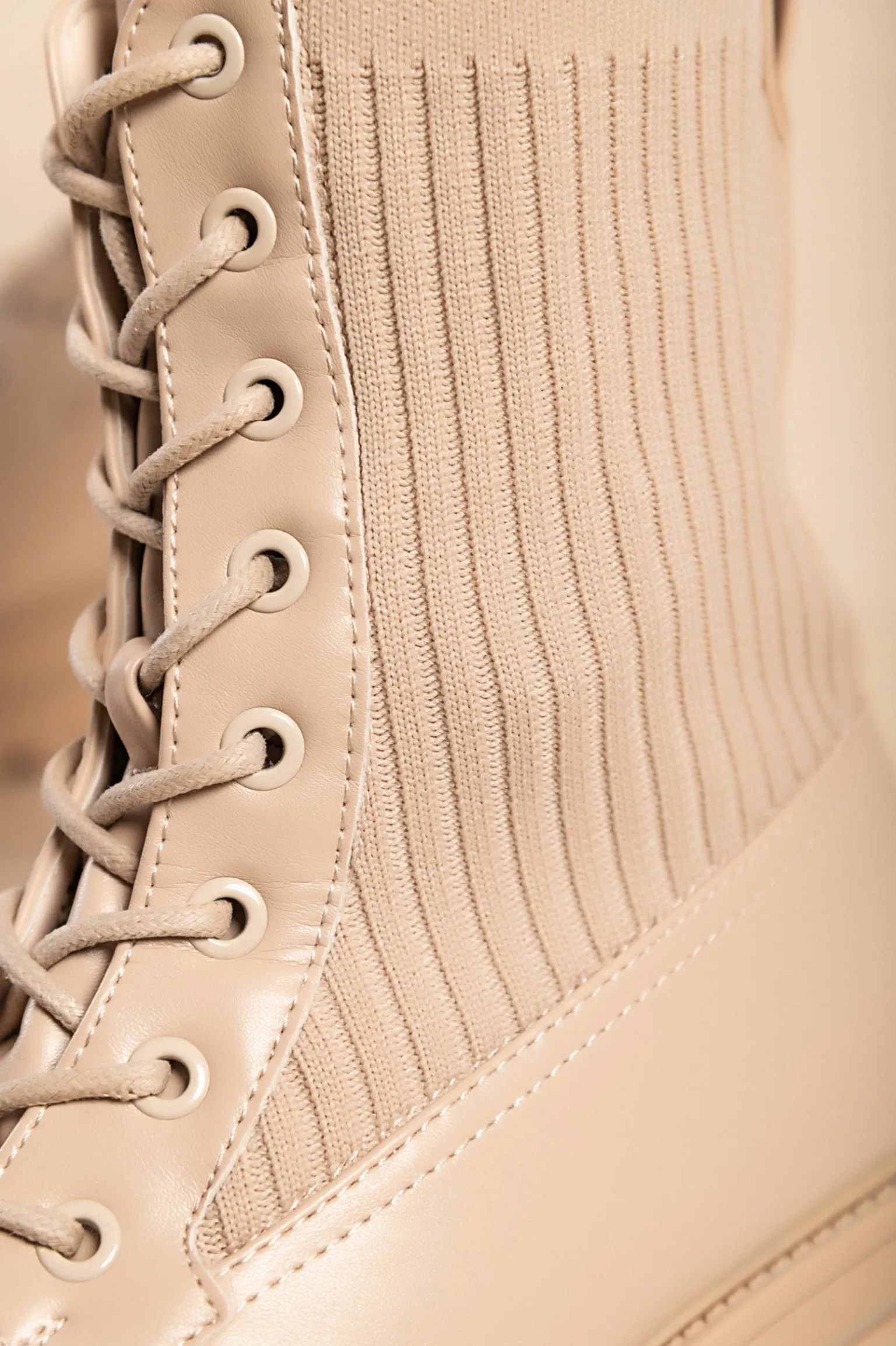 Stivaletti con lacci, beige