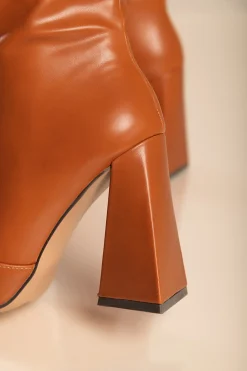 Stivali eleganti con tacco alto, color cammello
