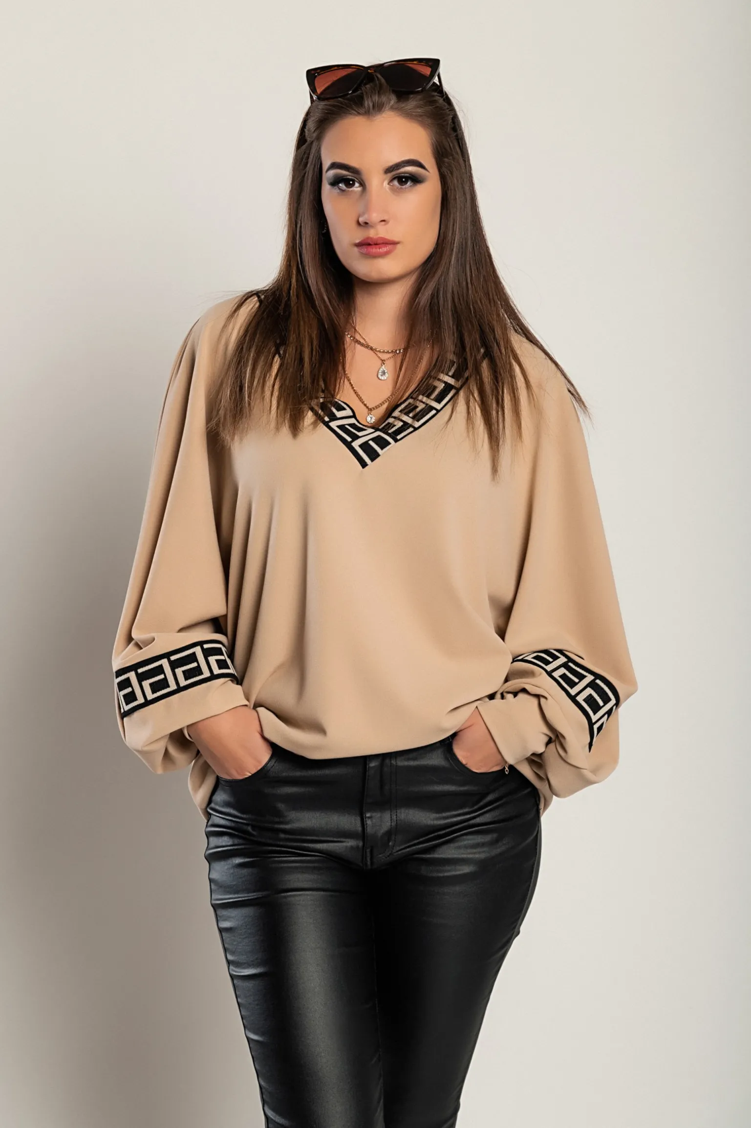 Top ampio con stampa geometrica, beige