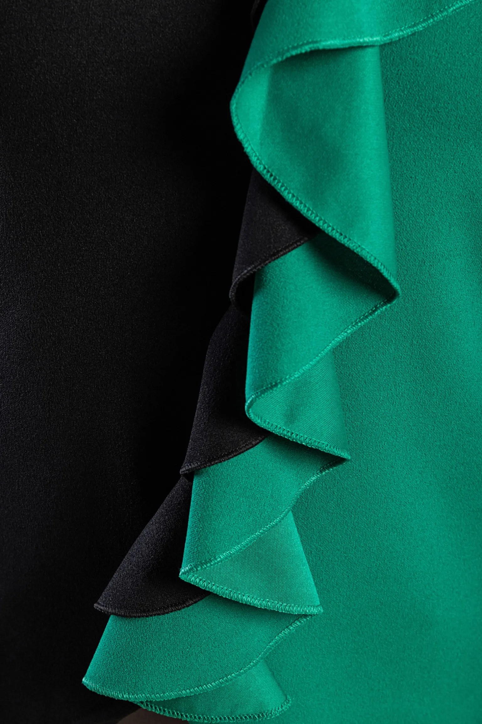 Top con volant, nero e verde