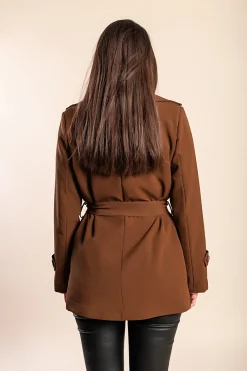 Trench corto con bottoni, cammello