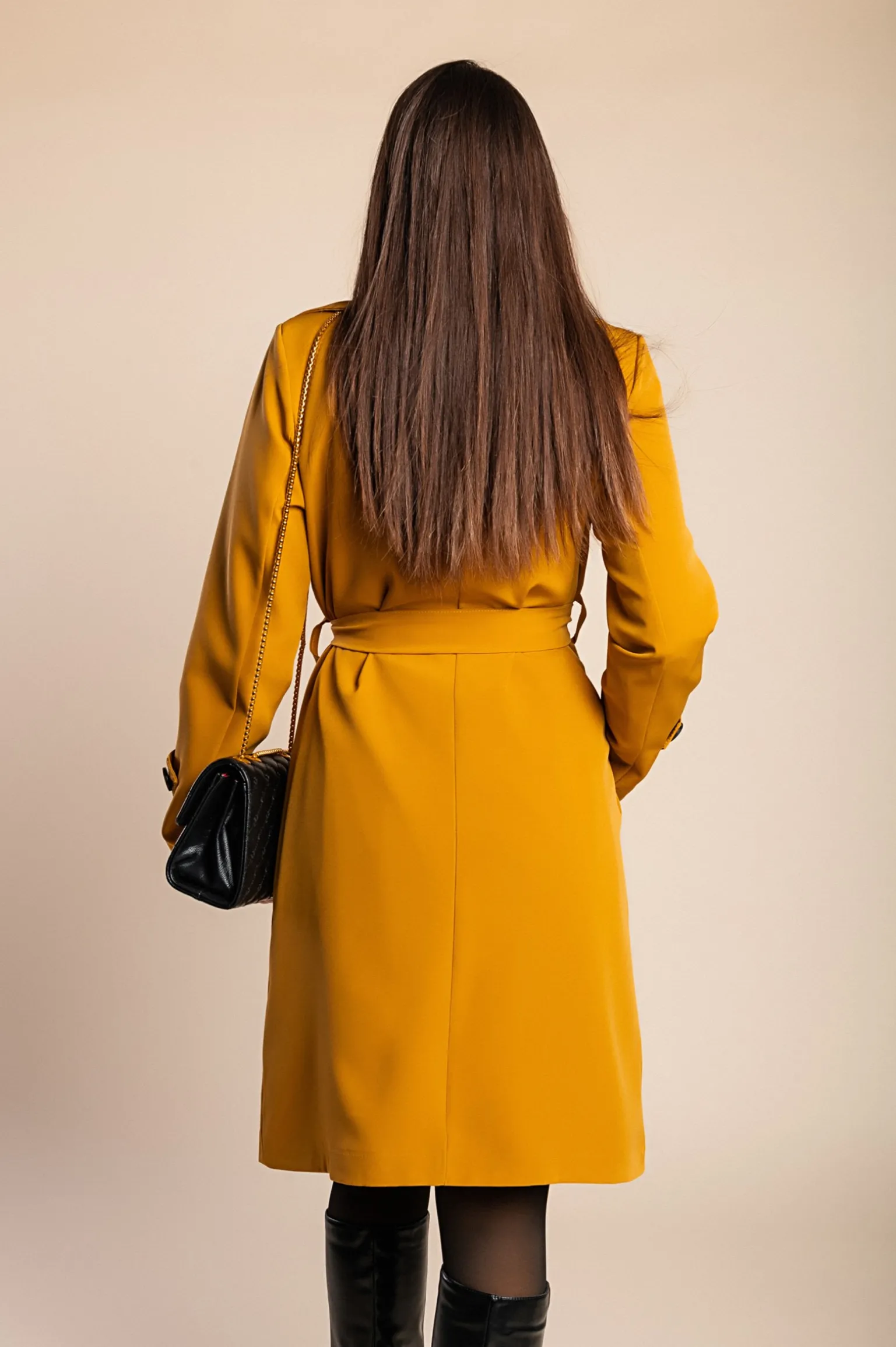 Trench elegante con bottoni, senape