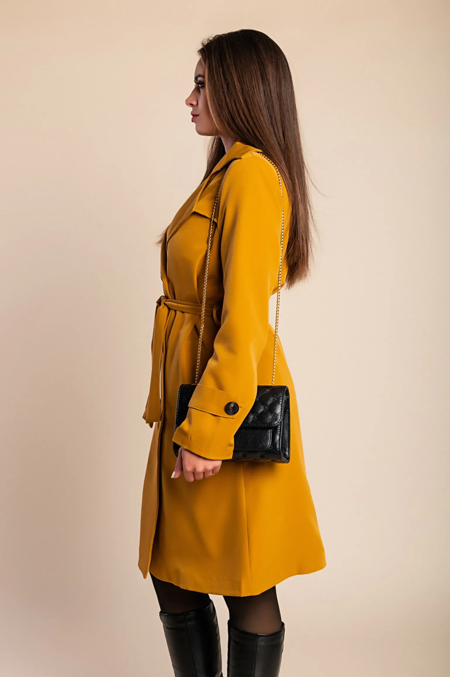 Trench elegante con bottoni, senape