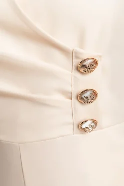 Tuta elegante con bottoni decorativi, beige